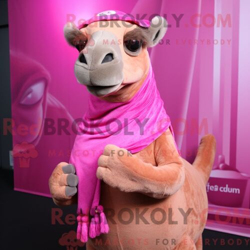 Costume Mascotte Redbrokoly De Chameau Rose Habillé D Un Col Roulé Et D Écharpes