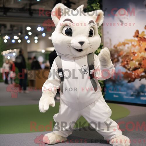 Mascotte Redbrokoly D Écureuil Volant Blanc Personnage Costumé Habillé D Un Pantalon De Jogging Et D Une Ceinture De Smoking