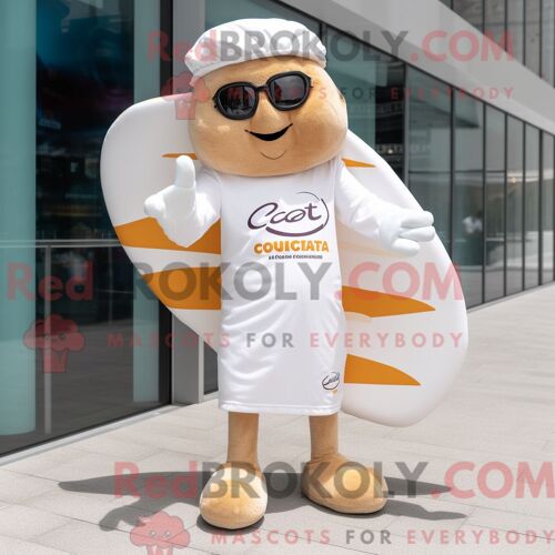 Mascotte Redbrokoly De Croissant Blanc Personnage Habillé Avec Un Short Et Des Lunettes De Soleil