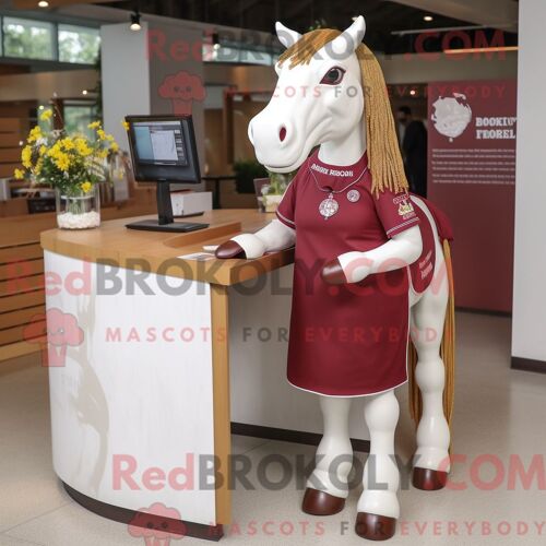 Costume De Mascotte Redbrokoly De Cheval Marron Habillé Avec Une Jupe Crayon Et Des Colliers