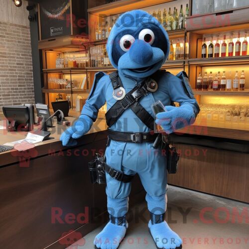Costume Mascotte Redbrokoly Para Commando Bleu Personnage Habillé Avec Une Robe De Cocktail Et Des Sacs Messager