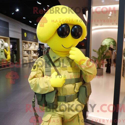Costume Mascotte Redbrokoly Para Commando Jaune Citron Habillé D Un T-Shirt Et D Épingles À Cheveux