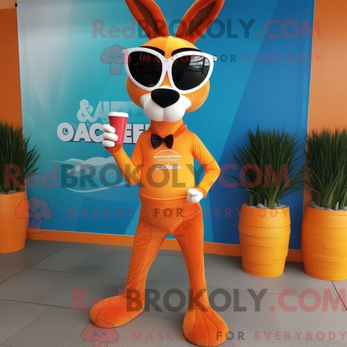 Costume Mascotte Redbrokoly De Gazelle Orange Personnage Habillé Avec Un Pantalon Capri Et Des Lunettes De Soleil