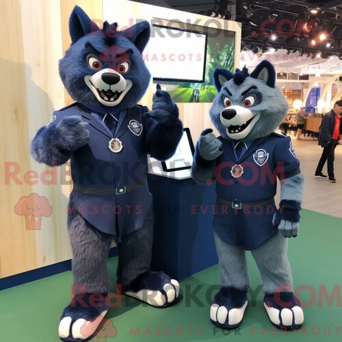 Personnage De Costume De Mascotte Redbrokoly De Loup-Garou De La Marine Habillé D Une Robe Trapèze Et De Montres Intelligentes