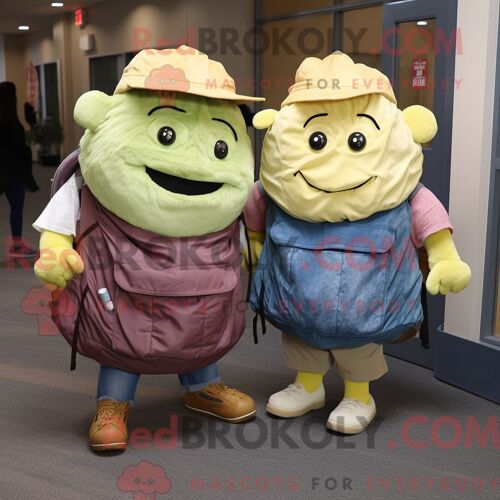 Personnage De Costume De Mascotte Redbrokoly De Corned-Beef Et De Chou Doré Habillé D Une Chemise En Jean Et De Sacs À Dos