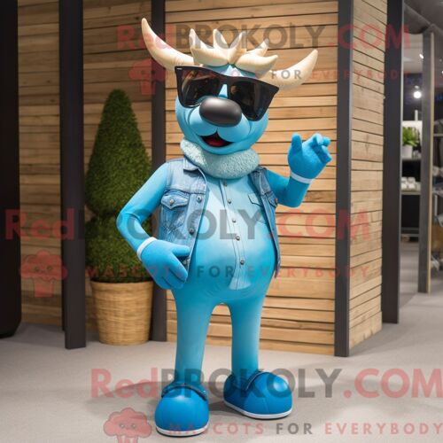 Costume Mascotte Redbrokoly De Renne Cyan Habillé Avec Un Jean Et Des Lunettes De Soleil