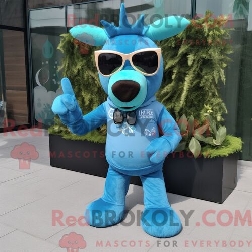Costume Mascotte Redbrokoly De Renne Cyan Habillé Avec Un Jean Et Des Lunettes De Soleil