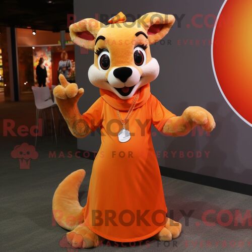 Costume Mascotte Redbrokoly De Kangourou Orange Personnage Habillé Avec Une Jupe Circulaire Et Des Colliers