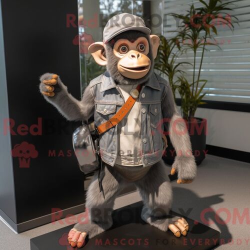 Mascotte Redbrokoly De Singe Gris Habillé Avec Une Veste De Moto Et Des Casquettes