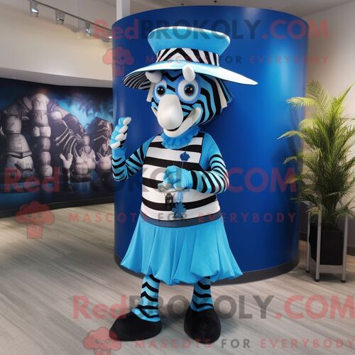 Personnage De Costume De Mascotte Redbrokoly De Tomate Lavande Habillé Avec Une Chemise De Rugby Et Des Sacs Fourre-Tout