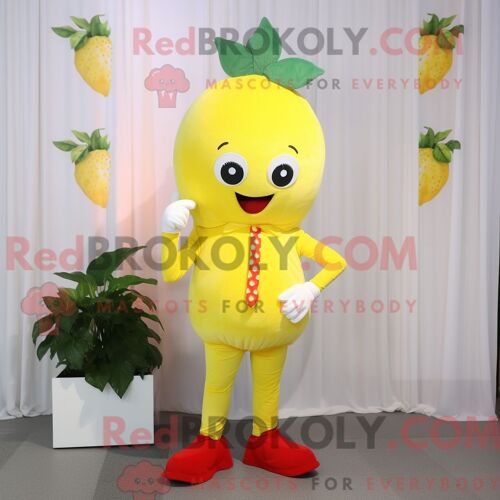 Personnage De Costume De Mascotte Redbrokoly De Fraise Jaune Citron Habillé Avec Un Pantalon Capri Et Des Pinces À Chaussures