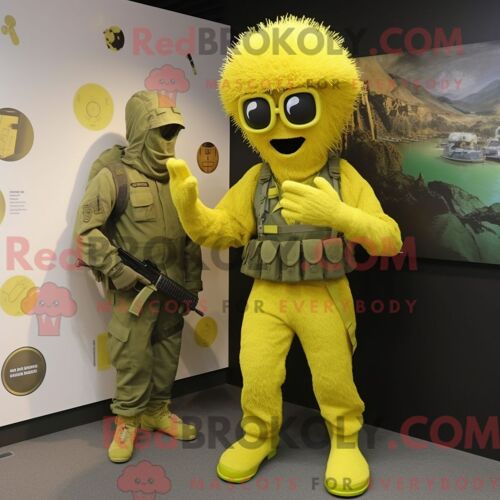 Costume Mascotte Redbrokoly Para Commando Jaune Citron Habillé D Un T-Shirt Et D Épingles À Cheveux