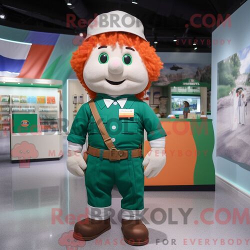 Personnage De Costume De Mascotte Redbrokoly Du Drapeau Irlandais Habillé Avec Une Chemise Boutonnée Et Des Sacs À Dos