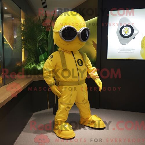 Costume Mascotte Redbrokoly Para Commando Jaune Citron Habillé D Un T-Shirt Et D Épingles À Cheveux