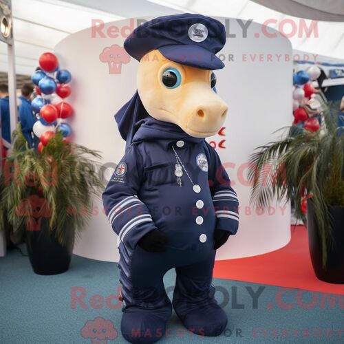 Costume De Mascotte Redbrokoly De Cochon Beige Habillé Avec Une Jupe Longue Et Des Casquettes