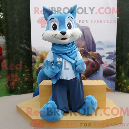Costume Mascotte Redbrokoly De Martre Bleue Habillé D Une Chemise En Popeline Et De Clips Pour Écharpe