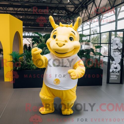 Costume Mascotte Redbrokoly De Rhinocéros Jaune Citron Habillé D Un T-Shirt Et De Bracelets