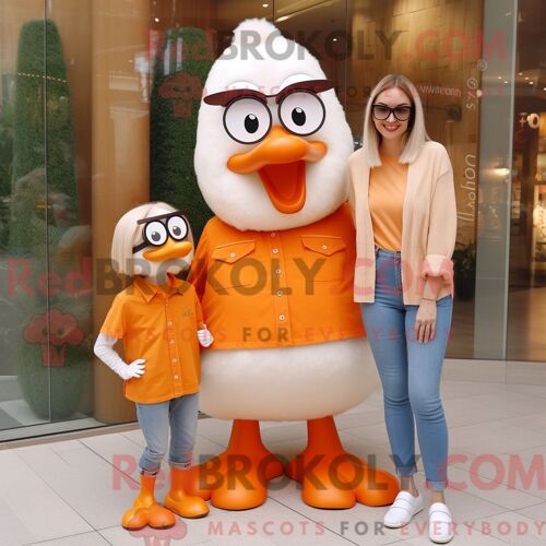 Costume De Mascotte Redbrokoly De Cygnes Orange Personnage Habillé Avec Un Jean Maman Et Des Lunettes