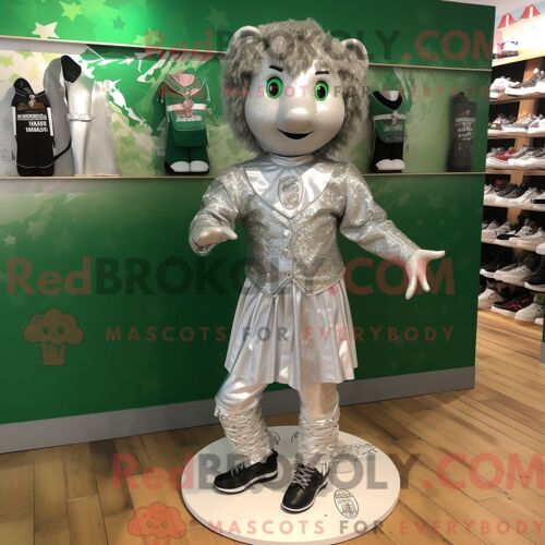 Costume De Mascotte Redbrokoly De Chaussures De Danse Irlandaises Argentées Habillé Avec Un T-Shirt À Col En V Et Des Épinglettes