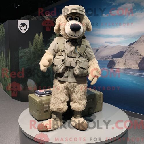 Costume Mascotte Redbrokoly De Navy Seal Beige Habillé D Un Short Cargo Et De Pinces À Chaussures