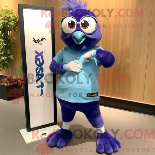 Costume De Mascotte Redbrokoly De Geai Bleu Lavande Habillé D Un Rash Guard Et De Montres-Bracelets
