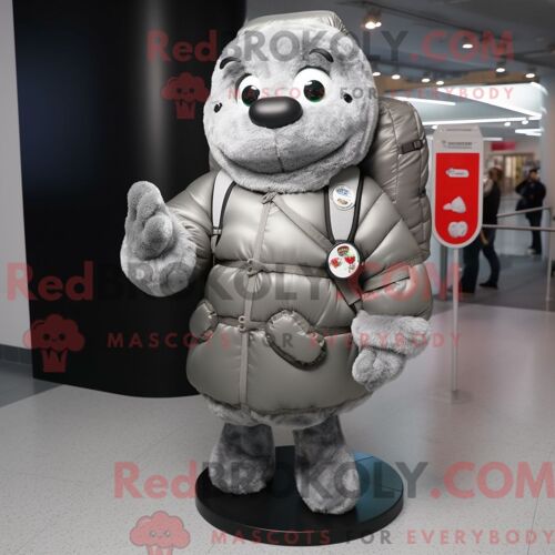 Costume De Mascotte Redbrokoly De Poulet Au Parmesan Orange Habillé D Un Blouson Aviateur Et De Gants