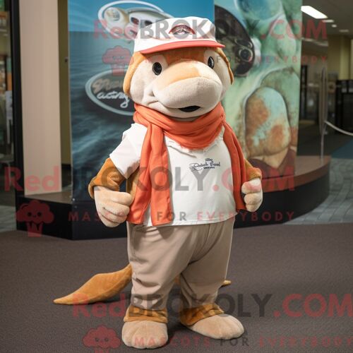 Costume De Mascotte Redbrokoly De Saumon Beige Habillé D Un Polo Et D Écharpes