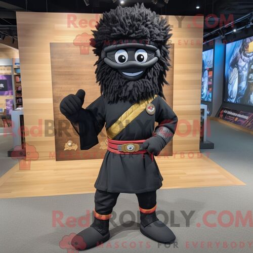 Costume Mascotte Redbrokoly De Samouraï Noir Personnage Habillé Avec Un Jean Bootcut Et Des Bandeaux