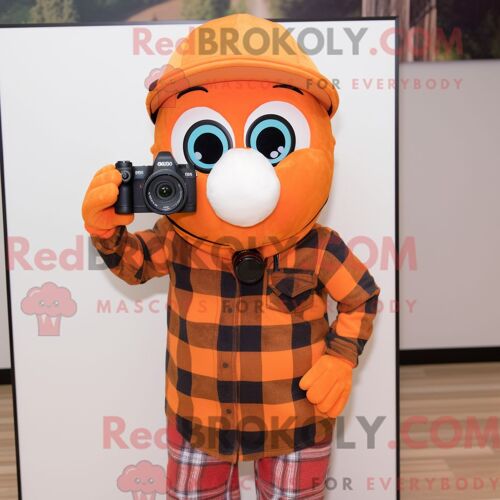 Personnage Mascotte Redbrokoly De Caméra Orange Habillé Avec Une Chemise En Flanelle Et Des Foulards
