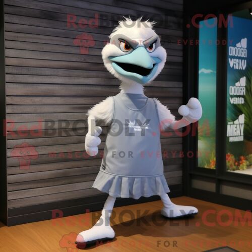 Costume Mascotte Redbrokoly De Mouette Grise Habillé Avec Un Short De Course Et Des Pochettes
