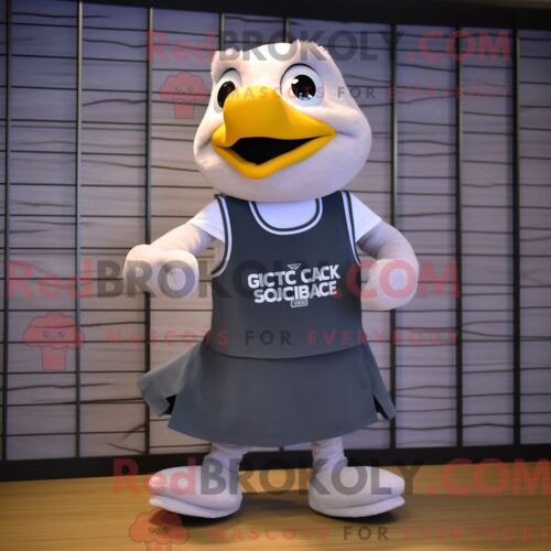 Costume Mascotte Redbrokoly De Mouette Grise Habillé Avec Un Short De Course Et Des Pochettes