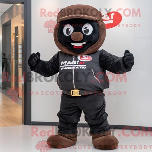 Personnage De Costume De Mascotte Redbrokoly De Barres De Chocolat Noir Habillé Avec Une Veste De Moto Et Des Bonnets