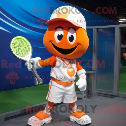 Personnage Mascotte Redbrokoly De Raquette De Tennis Orange Habillé Avec Un T-Shirt De Baseball Et Des Anneaux