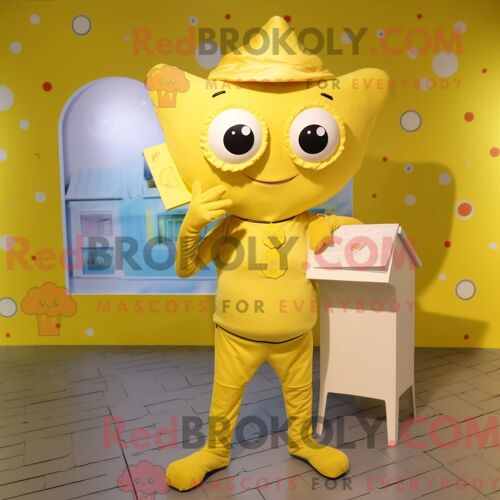 Costume Mascotte Redbrokoly Lettre D Amour Jaune Citron Habillé Avec Un Cardigan Et Des Pinces À Chaussures