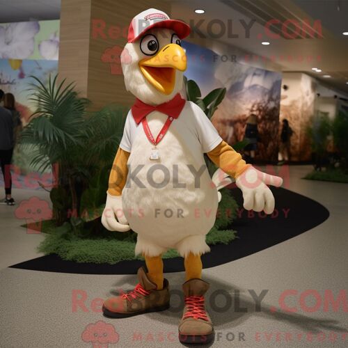 Costume De Mascotte Redbrokoly De Coq Beige Habillé D Un T-Shirt Henley Et De Pinces À Chaussures