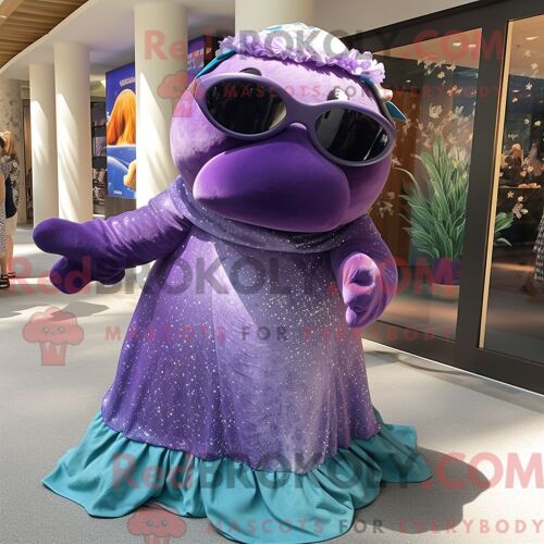 Mascotte Redbrokoly De Purple Stellar S Sea Cow Personnage Habillé Avec Une Jupe Portefeuille Et Des Lunettes De Soleil