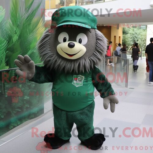 Costume De Mascotte Redbrokoly De Porc-Épic Vert Forêt Habillé Avec Un T-Shirt À Col En V Et Des Chapeaux