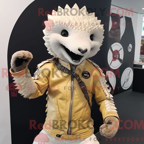 Costume Mascotte Redbrokoly De Pangolin Crème Personnage Habillé Avec Une Veste De Moto Et Des Broches