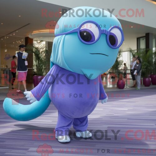 Personnage De Costume De Mascotte Redbrokoly De Baleine Bleue Lavande Habillé Avec Un Pantalon Capri Et Des Lunettes