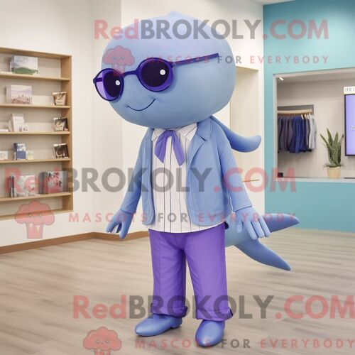 Personnage De Costume De Mascotte Redbrokoly De Baleine Bleue Lavande Habillé Avec Un Pantalon Capri Et Des Lunettes