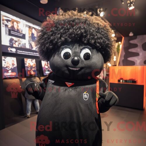 Mascotte Redbrokoly De Personnage De Pomme De Terre Noire Habillé D Un Sweat Et De Pinces À Cheveux