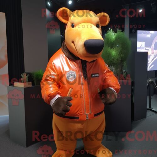 Costume Mascotte Redbrokoly De Tapir Orange Personnage Habillé D Une Veste En Cuir Et De Coussinets De Pieds