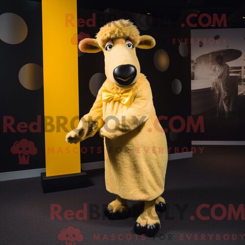 Costume De Mascotte Redbrokoly De Mouton Suffolk Doré Personnage Habillé Avec Une Robe Midi Et Des Boutons De Manchette