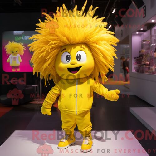 Mascotte Redbrokoly De Personnage Pendentif Jaune Habillé Avec Un Pantalon De Jogging Et Des Pinces À Cheveux