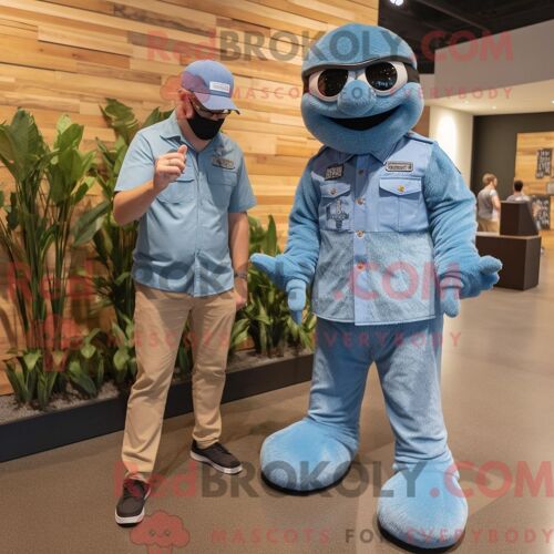 Costume De Mascotte Redbrokoly De Sniper Bleu Habillé D Une Chemise En Chambray Et De Montres