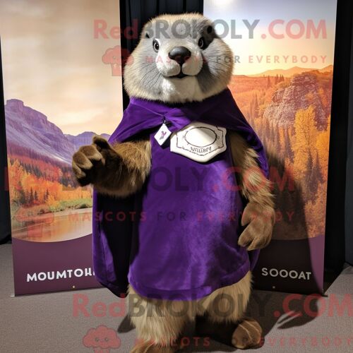 Costume De Mascotte Redbrokoly De Marmotte Violette Habillé D Une Robe Fourreau Et D Épingles À Châle