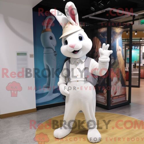 Mascotte Redbrokoly De Lapin Blanc Personnage Habillé Avec Un Jegging Et Des Chapeaux