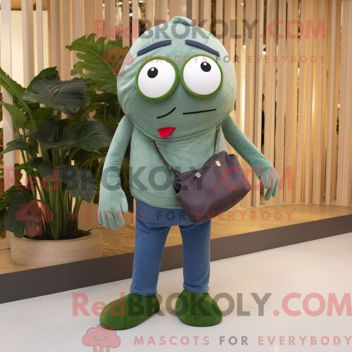 Costume De Mascotte Redbrokoly De Cyclope Olive Habillé Avec Un Jean Boyfriend Et Des Pochettes