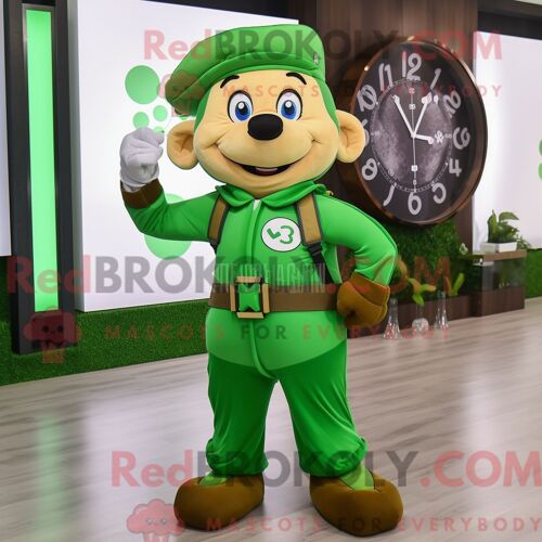 Personnage De Costume De Mascotte Redbrokoly De Trèfle À Quatre Feuilles Vert Habillé D Un Pantalon Cargo Et De Montres Numériques