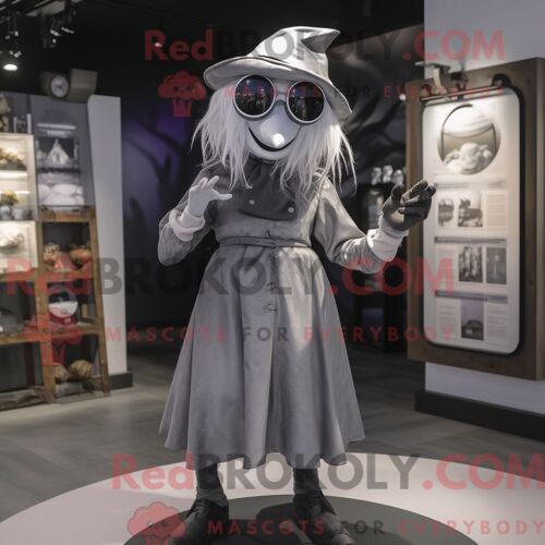 Mascotte Redbrokoly De Sorcière D Argent Habillée D Un Col Roulé Et De Ceintures